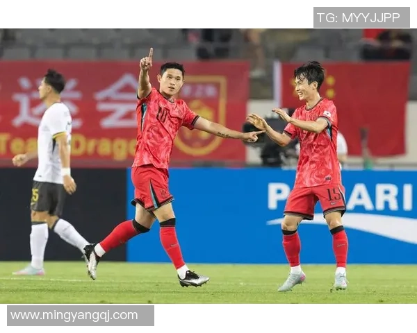 国外足球明星抵达中国引发热烈欢迎粉丝齐聚机场争相合影留念 国外足球明星抵达中国引发热烈欢迎粉丝齐聚机场争相合影留念